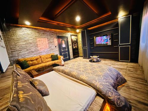 een slaapkamer met een groot bed en een bank bij GOLDEN ROCK HOUSE in Ankara