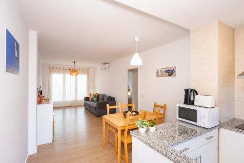 a kitchen and a living room with a table at Empuriabrava Apartaments - nº4 in Empuriabrava