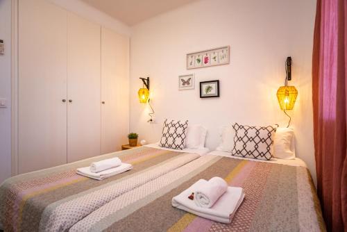 - une chambre avec un lit et 2 serviettes dans l'établissement Empuriabrava Apartaments - nº4, à Empuriabrava