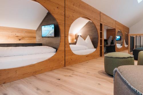 a hotel room with a bed and a round mirror at Salzkammergut Lodge in Ebensee