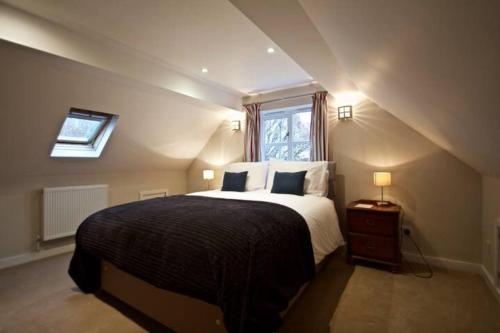 Postel nebo postele na pokoji v ubytování Converted Countryside Barn