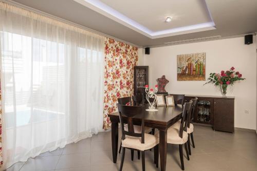 a dining room with a table and chairs at Villa Antoni in Galatás