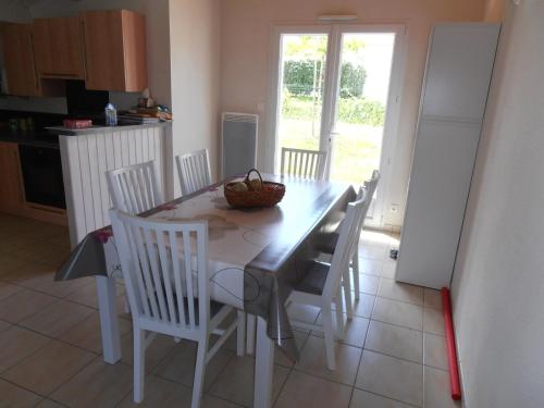 Fotografia z galérie ubytovania Maison Indépendante à Longeville-sur-Mer: 6 Pers, 3 Ch, Proche Plage et Village, Jardin Privé - FR-1-336-98 v destinácii Longeville-sur-Mer
