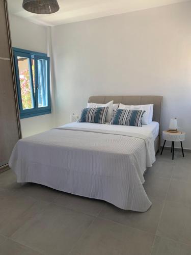 Ένα ή περισσότερα κρεβάτια σε δωμάτιο στο Studio on the beach, Leivadakia, Serifos