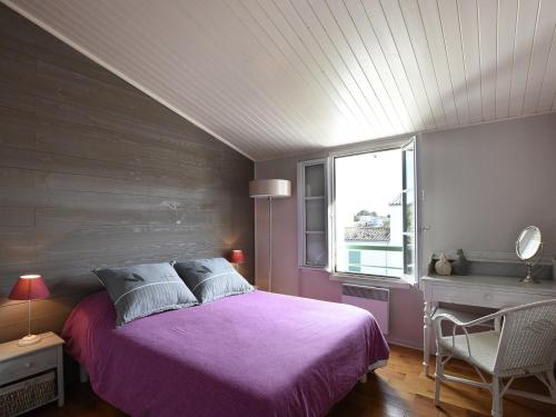 ラ・クアルド・シュル・メールにあるMaison La Couarde-sur-Mer, 4 pièces, 6 personnes - FR-1-258-8のベッドルーム(紫色のベッド1台、窓付)
