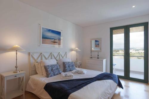 una camera da letto con un letto e due asciugamani di Marina Vilamoura Aquamar 504 by VilamouraSun a Vilamoura