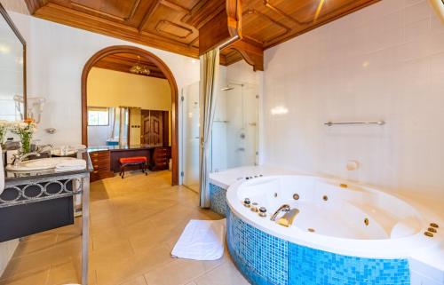 duża łazienka z wanną i umywalką w obiekcie Muthu Sovereign Suites & Spa, Limuru Road, Nairobi w mieście Limuru