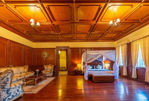 Postel nebo postele na pokoji v ubytování Muthu Sovereign Suites & Spa, Limuru Road, Nairobi