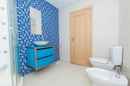 ヴィラモウラにあるMarina Vilamoura Aquamar 315 by Vilamoura Sunのバスルーム(トイレ、洗面台、鏡付)