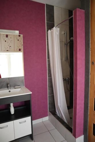 une salle de bain avec douche et lavabo dans l'établissement Gite Liberté-Utah Beach, à Sainte-Marie-du-Mont