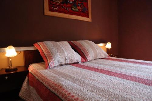 1 dormitorio con 1 cama con 2 lámparas en las mesas en Gite Liberté-Utah Beach, en Sainte-Marie-du-Mont