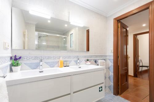 baño con 2 lavabos y espejo grande en Ibirriaga - baskeyrentals en Mutriku