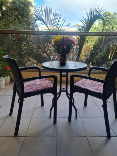 Balcone o terrazza di Amazing Apartment in Raanana up to 5 Guests - & Swimming pool - Jacuzzi & Gym