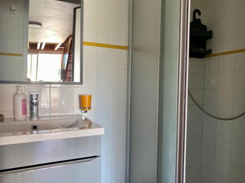 Kúpeľňa v ubytovaní Pavillon à 150m de la plage, 5 couchages - FR-1-336-37