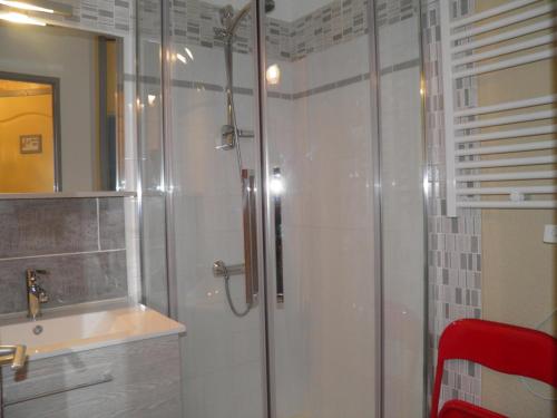 a bathroom with a shower and a sink at Appartement Sète, 2 pièces, 4 personnes - FR-1-338-13 in Sète