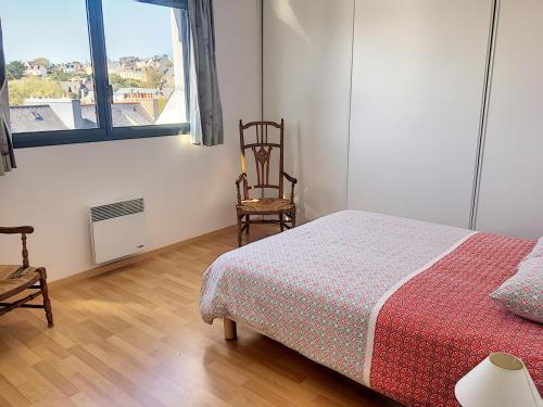 1 dormitorio con 1 cama, 1 silla y 1 ventana en Appartement Camaret-sur-Mer, 2 pièces, 2 personnes - FR-1-370-14, en Camaret-sur-Mer