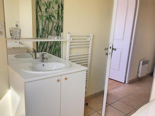 baño con lavabo blanco y puerta en Appartement Camaret-sur-Mer, 2 pièces, 2 personnes - FR-1-370-14, en Camaret-sur-Mer