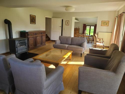 Lovely holiday home in Orval with gardenにあるシーティングエリア