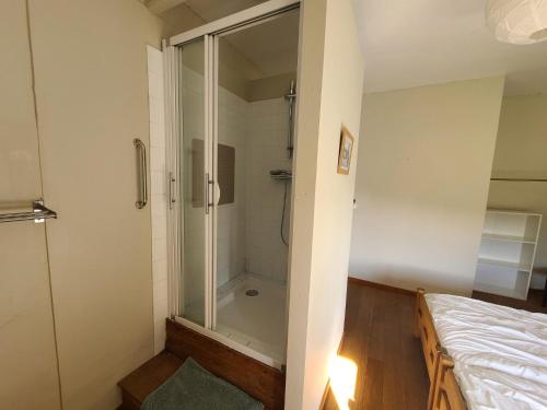 Lovely holiday home in Orval with gardenにあるベッド