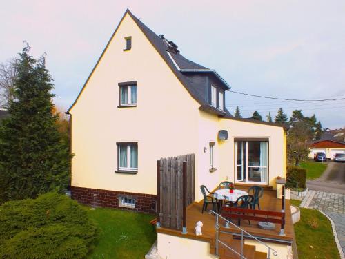 Casa blanca pequeña con terraza de madera en Family Escape in Lichtenau, en Oberlichtenau