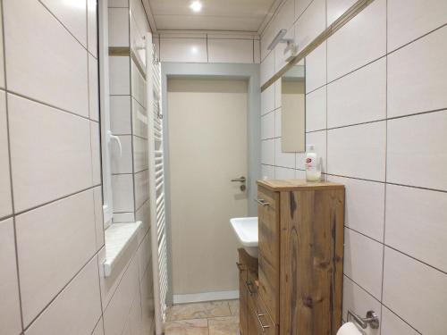 Un baño con lavabo, inodoro y espejo. en Family Escape in Lichtenau, en Oberlichtenau