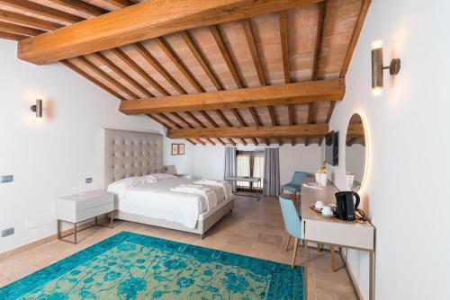 1 dormitorio con cama y techo de madera en Fattoria Colsanto, en Torre del Colle