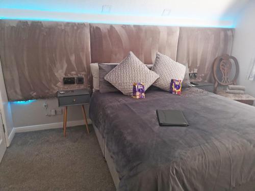um quarto com uma cama com um computador portátil em The Rufford Hotel em Skegness