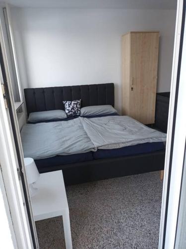 un piccolo letto in una stanza con un tavolo bianco di MK Apartments Delmenhorst nähe Bremen 12 a Delmenhorst