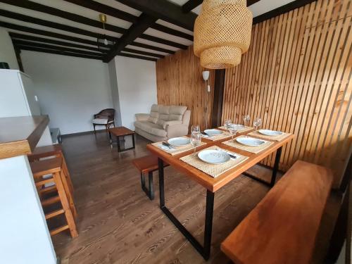 een eetkamer met een tafel en een bank bij Ribeira Sacra Apartament in Monforte de Lemos