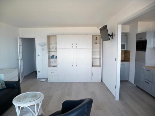 un salon avec un canapé et une table dans l'établissement Arcachon - Studio rénové avec grande terrasse, accès direct plage, parking - FR-1-420-11, à Arcachon