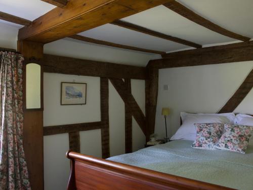 Un pat sau paturi într-o cameră la Water Meadow Cottage