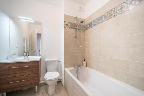 ein Badezimmer mit einem WC, einer Badewanne und einem Waschbecken in der Unterkunft Duplex Asnieres - Duplex en bords de Seine in Asnières-sur-Seine