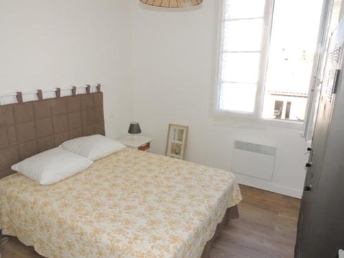 ロワイヤンにあるAppartement Royan, 3 pièces, 5 personnes - FR-1-71-51のベッドルーム1室(ベッド1台、窓2つ付)