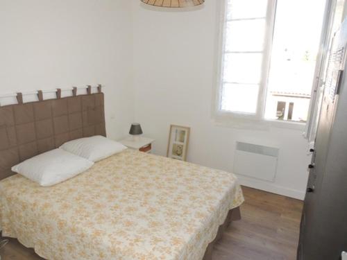 Appartement T3 confortable à Royan, proche plage et commerces - FR-1-71-51 في رويان: غرفة نوم بها سرير ونافذتين