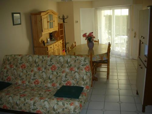 un salon avec un canapé et une table dans l'établissement Appartement T2 à 100m du marché central et 500m de la plage à Royan - FR-1-71-53, à Royan