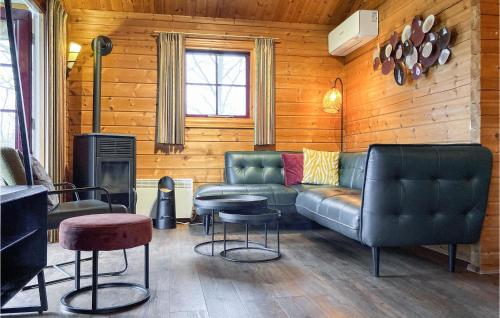 a living room with a couch and a table at Gorgeous Home In Gramsbergen With Wifi in Gramsbergen