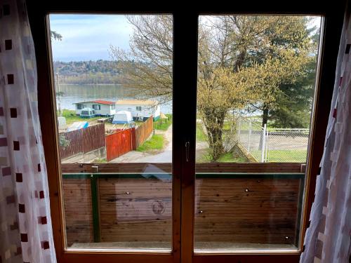 una ventana abierta con vistas al lago en Dunaparti fészek a Dunakanyarban, en Pilismarót