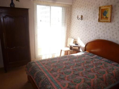 une chambre avec un grand lit et une fenêtre dans l'établissement Appartement lumineux Centre Royan proche plage avec parking - FR-1-71-62, à Royan