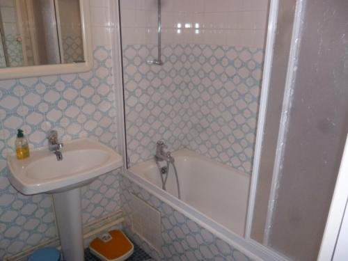 une salle de bain avec une douche, un lavabo et une baignoire dans l'établissement Appartement lumineux Centre Royan proche plage avec parking - FR-1-71-62, à Royan