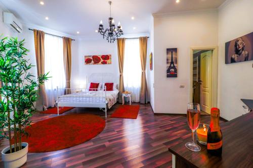 sala de estar con cama y mesa con copas de vino en Downtown Central University Apartament - CAL1, en Bucarest