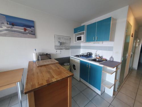 Appartement Sète, 2 pièces, 4 personnes - FR-1-338-311にあるキッチンまたは簡易キッチン