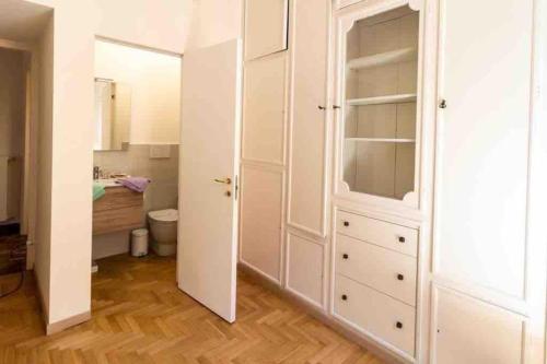 een badkamer met een witte kast en een toilet bij Appartamento tra San Pietro e Castel S.Angelo in Rome