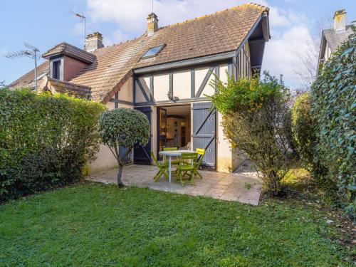 En have udenfor Holiday Home Le Clos du Golf-2 by Interhome