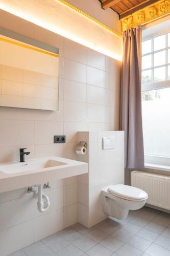 Ein Badezimmer in der Unterkunft Canalview Hotel Ter Reien