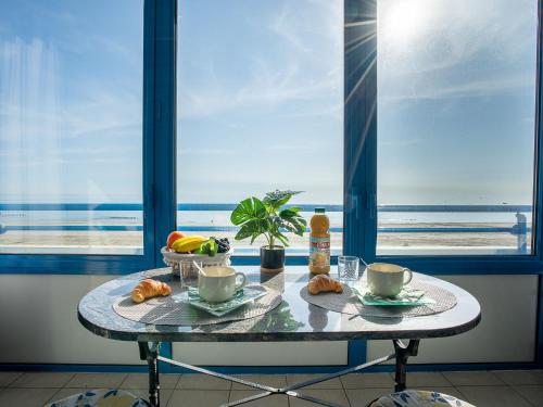 - une table avec deux tasses de café et des croissants dans l'établissement Apartment Marianne by Interhome, à Canet