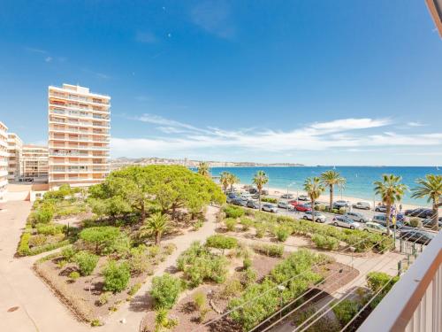 une vue sur la plage depuis le balcon d'un immeuble dans l'établissement Apartment Le Méditerranée-1 by Interhome, à Fréjus