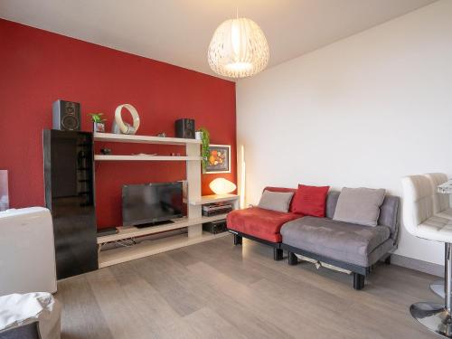 een woonkamer met een bank en een tv bij Apartment Le Beaupré-21 by Interhome in Canet-en-Roussillon