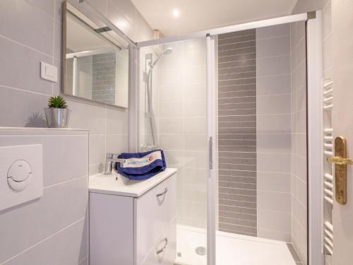 Apartment Le Méditerranée-1 by Interhome