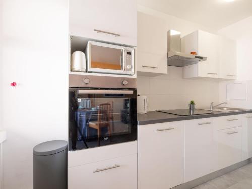 Apartment Le Méditerranée-1 by Interhome