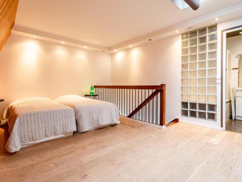 une chambre avec deux lits et un parquet dans l'établissement Apartment Les Cigognes by Interhome, à Deauville